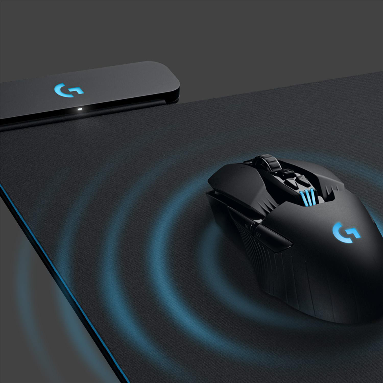 Schwarze Gaming-Maus mit Ladepad. Maus leuchtet mit blauem G-Logo.
