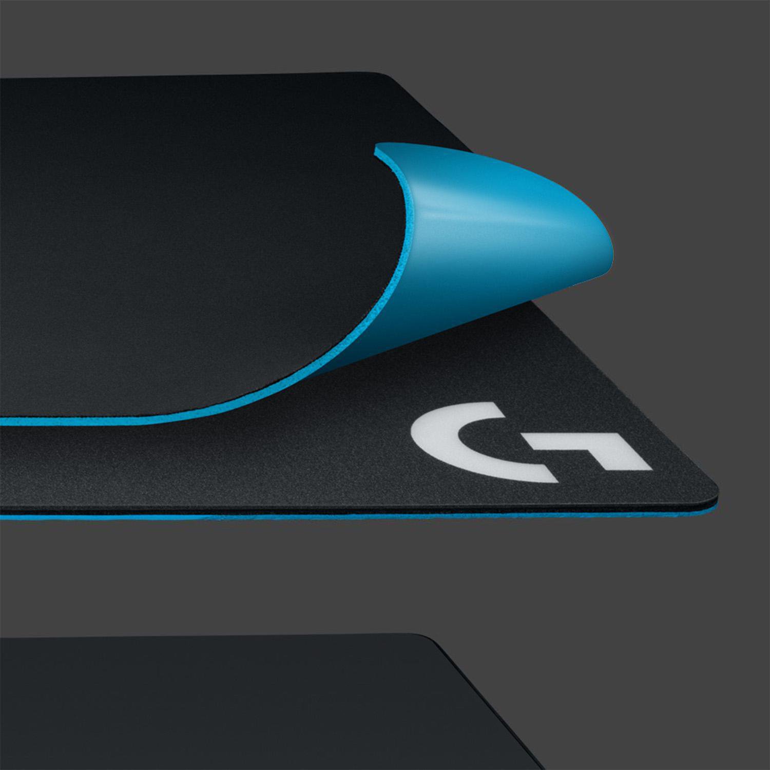 Schwarzes und blaues Gaming-Mauspad. Blauer Rand, weißes Logo. Dunkelgrauer Hintergrund.