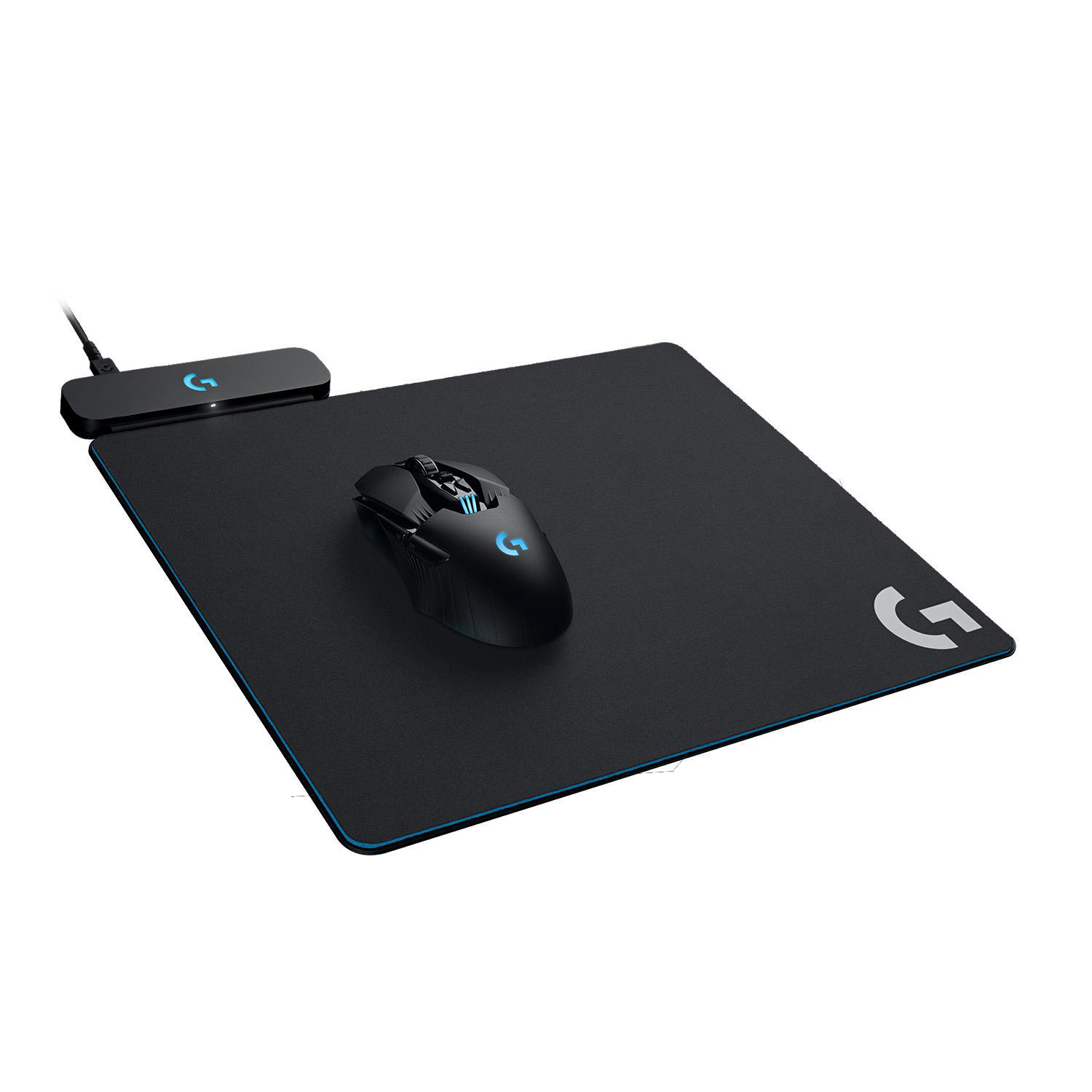 Schwarze Gaming-Maus und -Matte mit Ladestation, vor weißem Hintergrund.