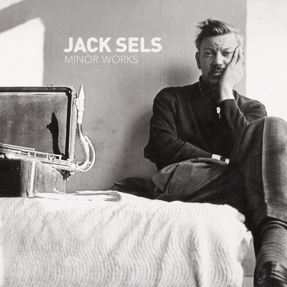 Photo en noir et blanc d'un homme assis, saxophone à ses côtés, avec le titre 'Jack Sels'.