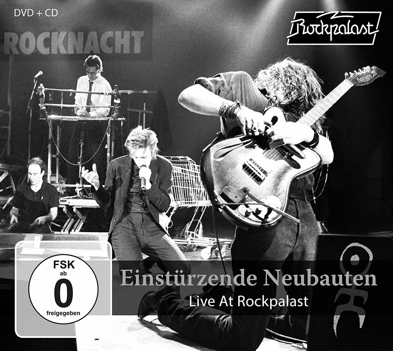 Einstürzende Neubauten Live-Cover. Band tritt auf der Bühne auf. Schwarz-Weiß-Foto.