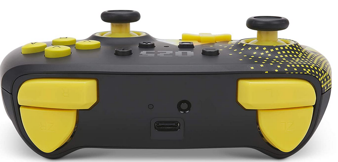 Ein schwarz-gelber Gamecontroller mit Knöpfen und Joysticks.