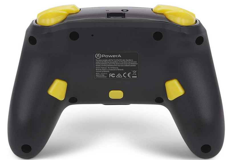 Schwarzer PowerA-Controller mit gelben Knöpfen, für eine Spielkonsole konzipiert.