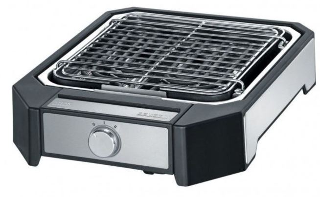 Een elektrische grill met een roestvrijstalen kookoppervlak en een zwart frame, schuine weergave.