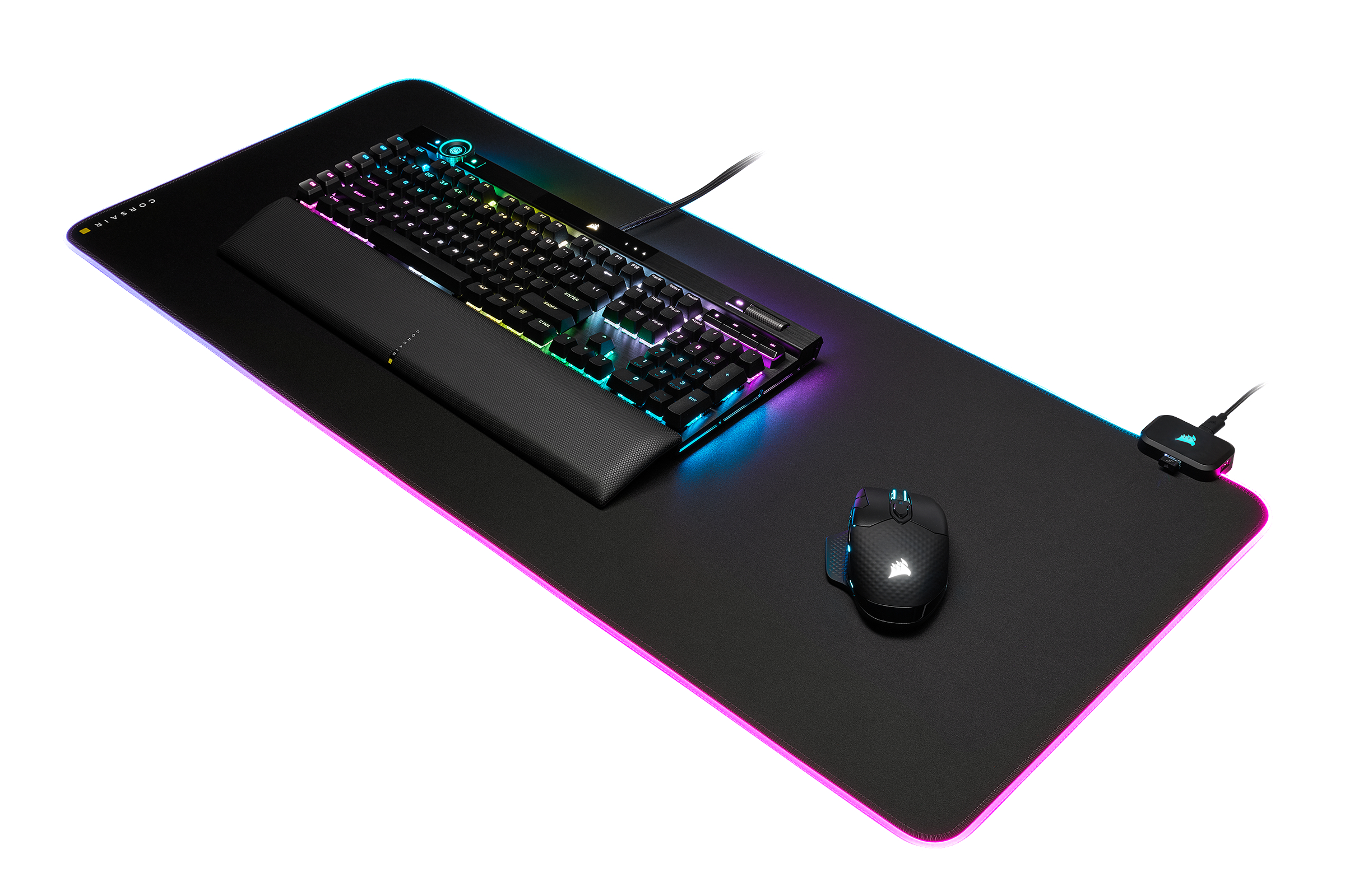 Tastatur, Maus und Handgelenkauflage auf schwarzer RGB-Matte. Schwarzes Zubehör auf weißem Hintergrund.