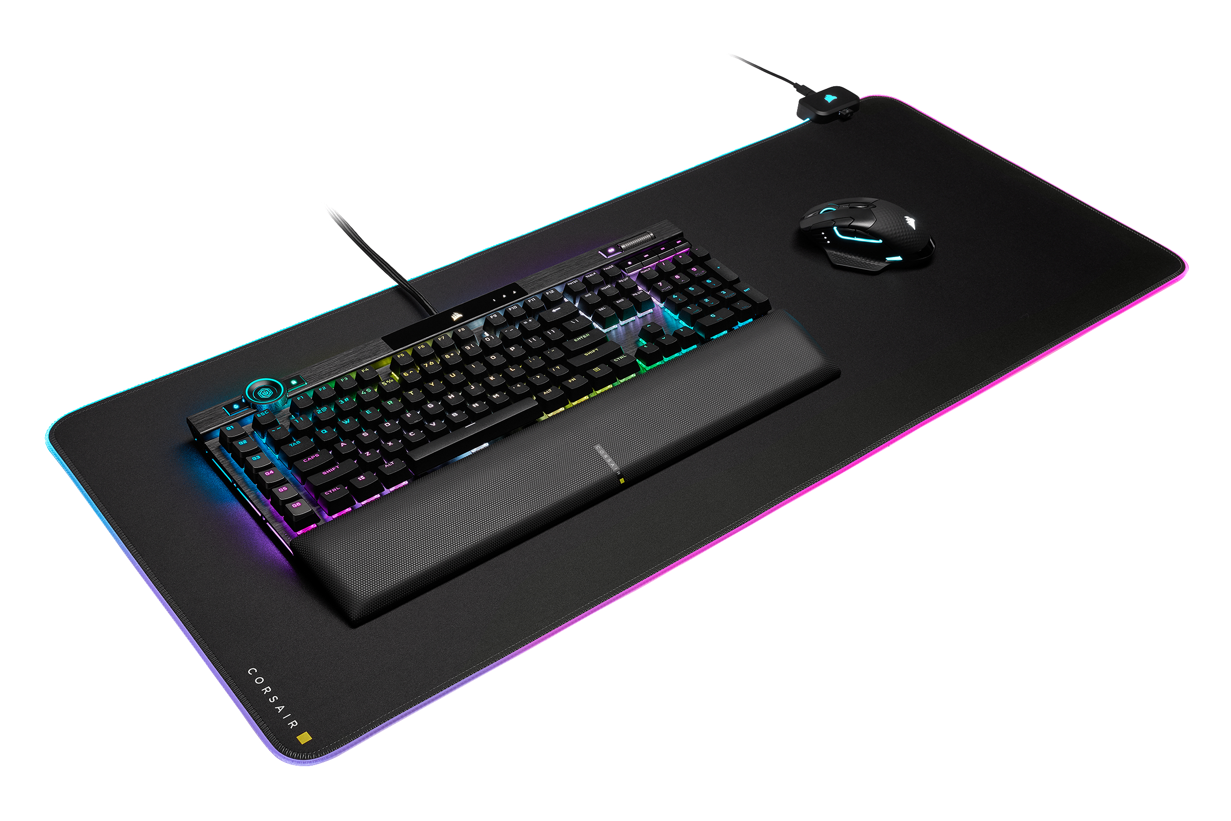 Gaming-Setup: Tastatur, Maus und Mauspad mit RGB-Beleuchtung.