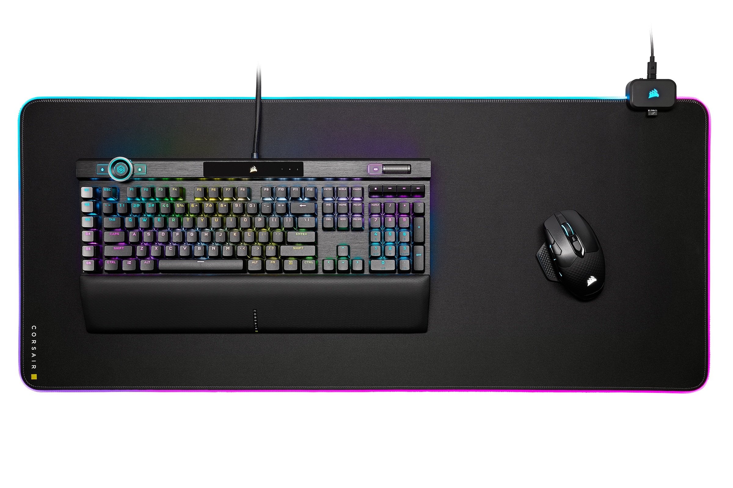 Eine schwarze Tastatur, Maus und Mauspad mit RGB-Beleuchtung. Die Tastatur hat eine Handgelenkauflage.
