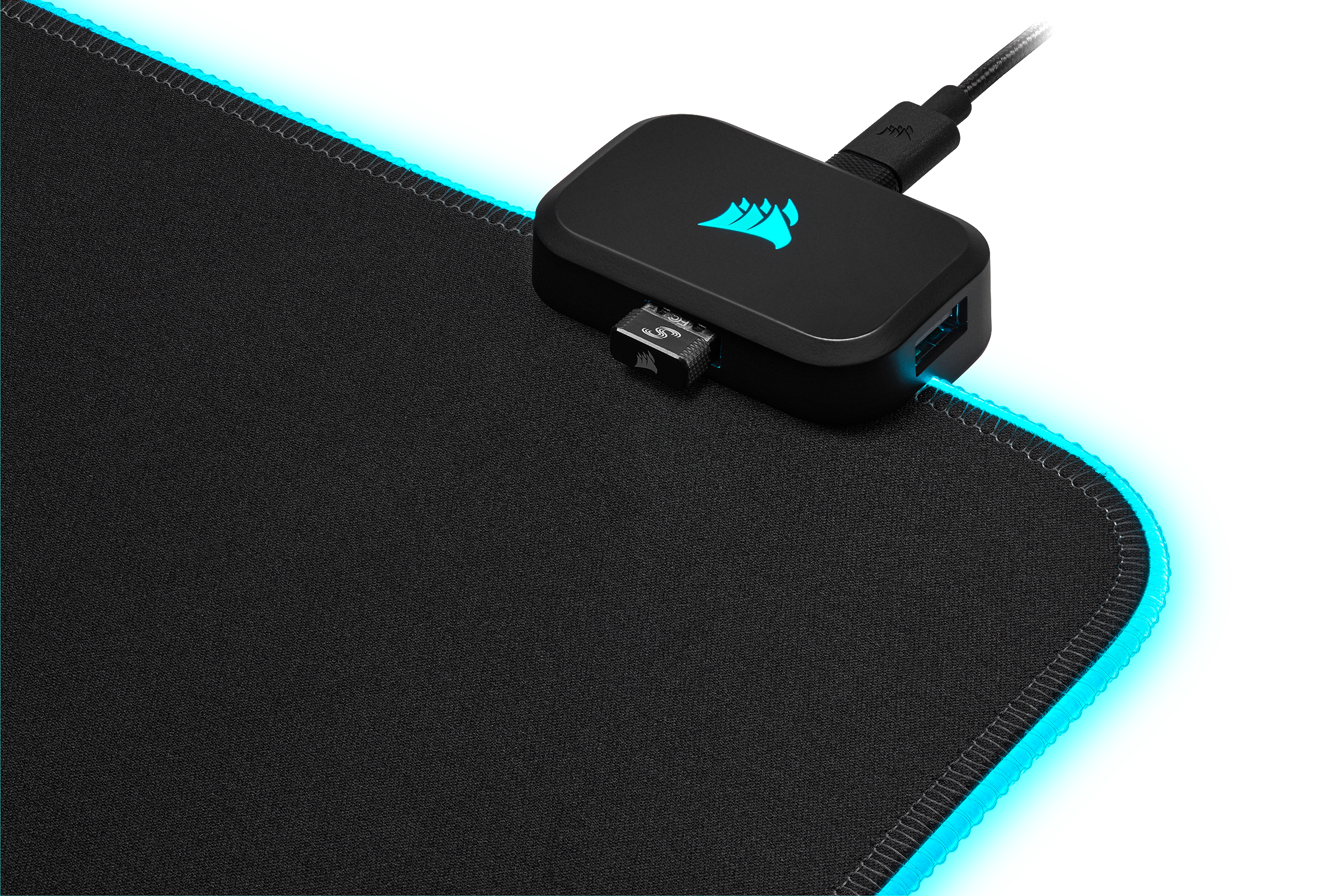 Schwarzes Mauspad mit Ladehub und blauer LED-Beleuchtung.