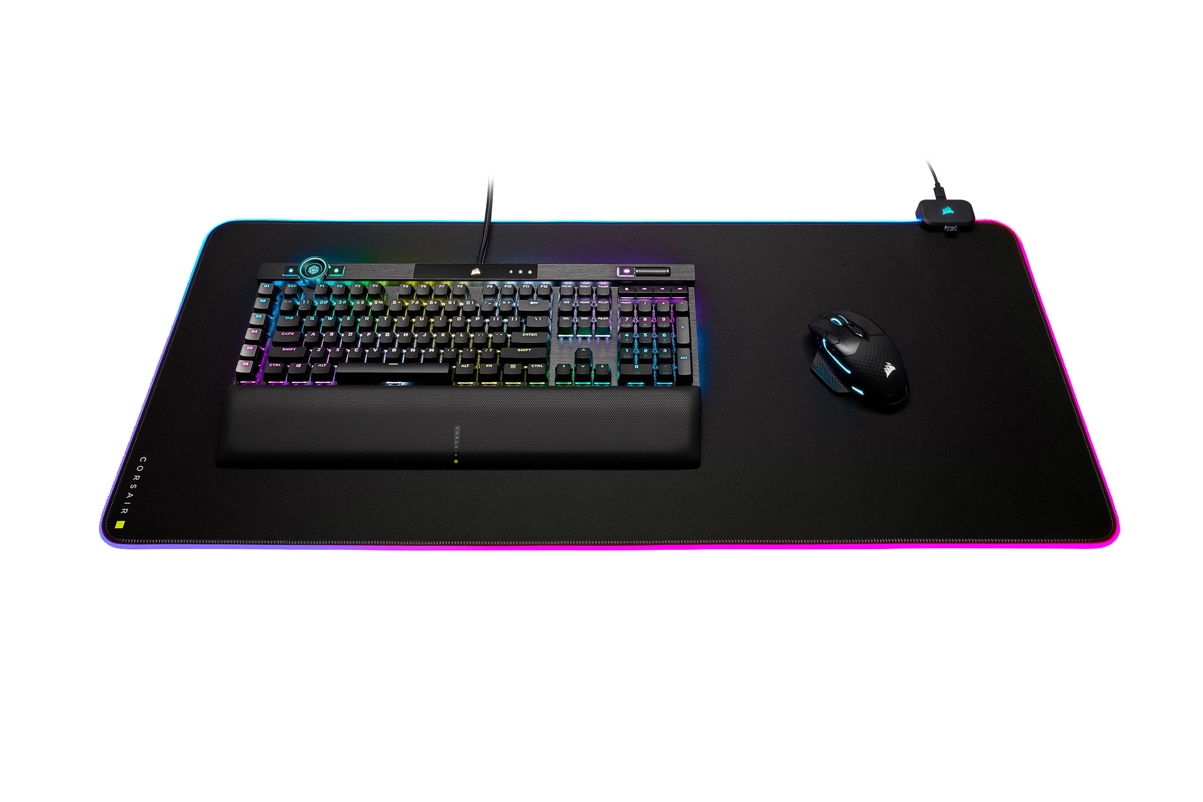 Eine schwarze Gaming-Maus und -Tastatur auf einem großen schwarzen Mauspadd mit farbenfroher Beleuchtung.