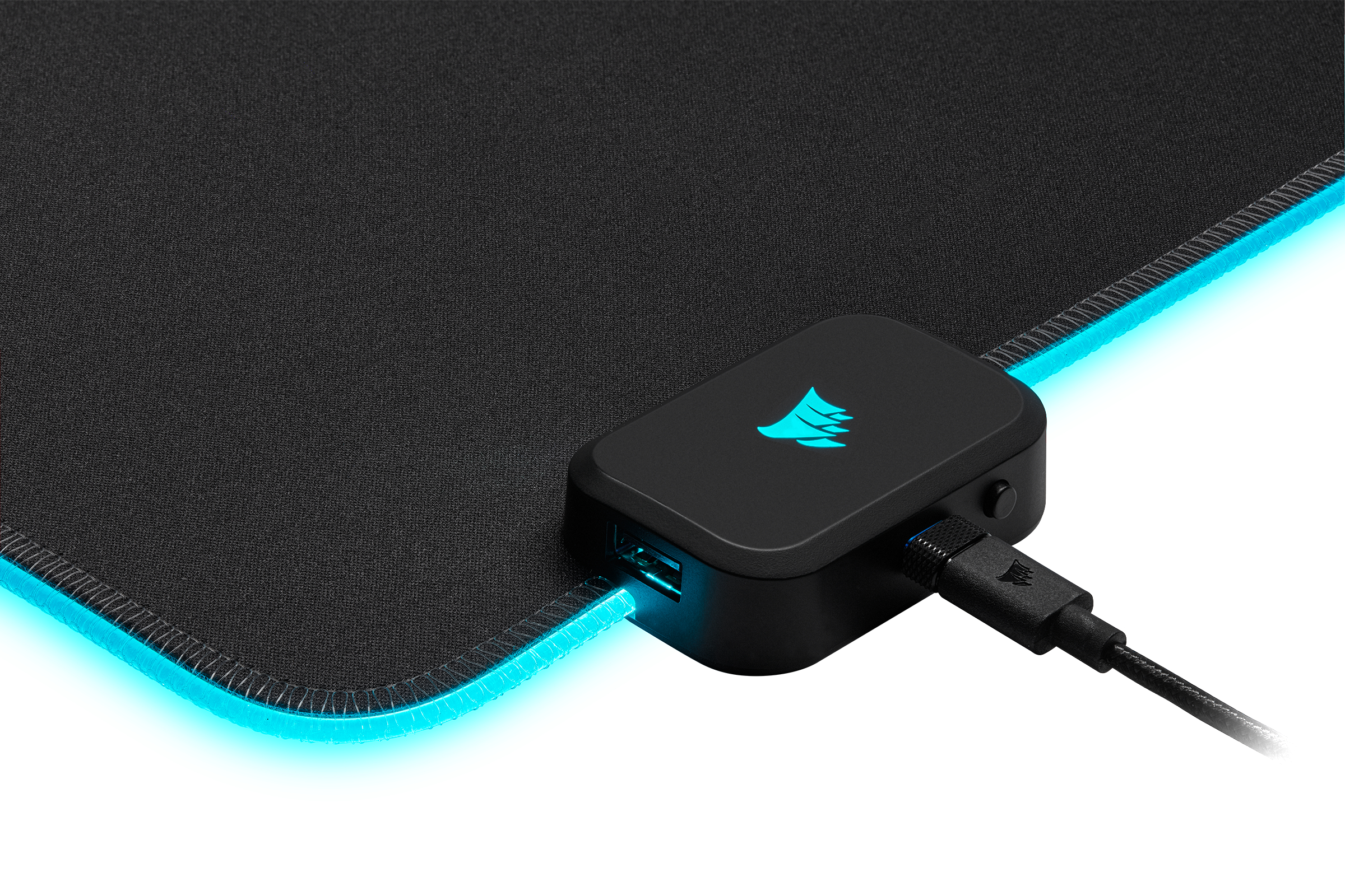 Schwarzes Mauspad mit USB-Hub und angeschlossenem Kabel. Das Pad hat einen blauen Lichtrand.