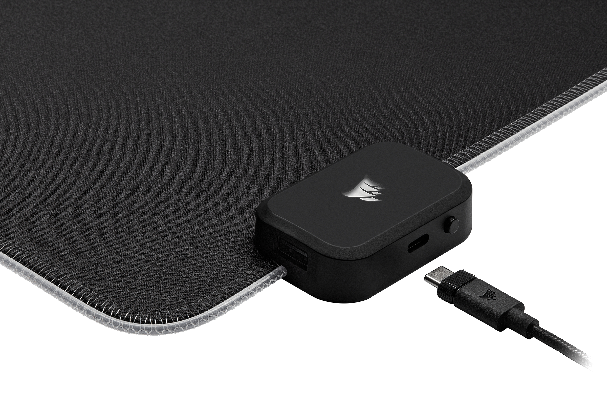 Schwarzes Mauspad mit schwarzem USB-Hub und USB-C-Kabel.