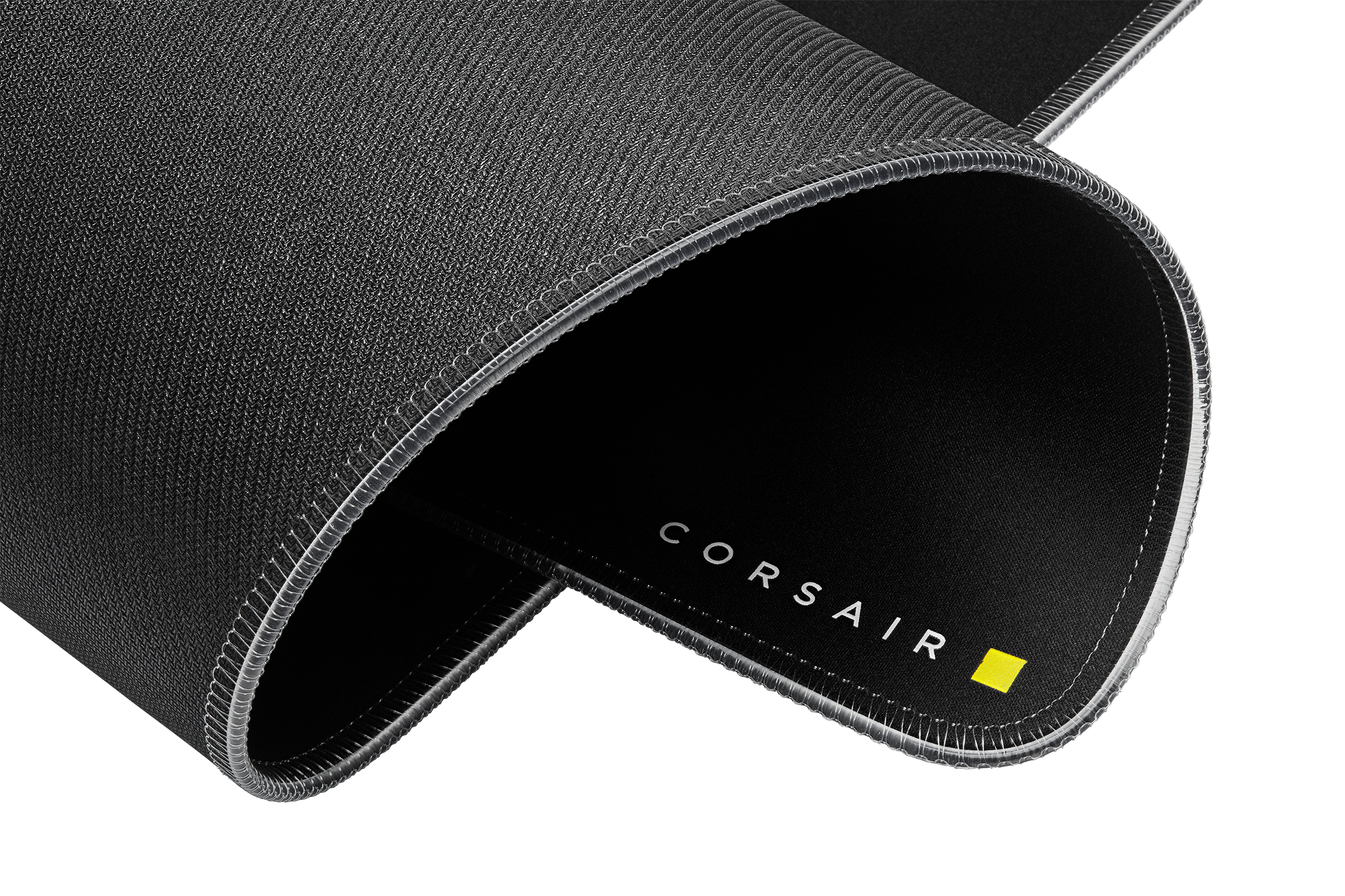 Nahaufnahme eines schwarzen Mauspads mit weißer Naht und Corsair-Logo.