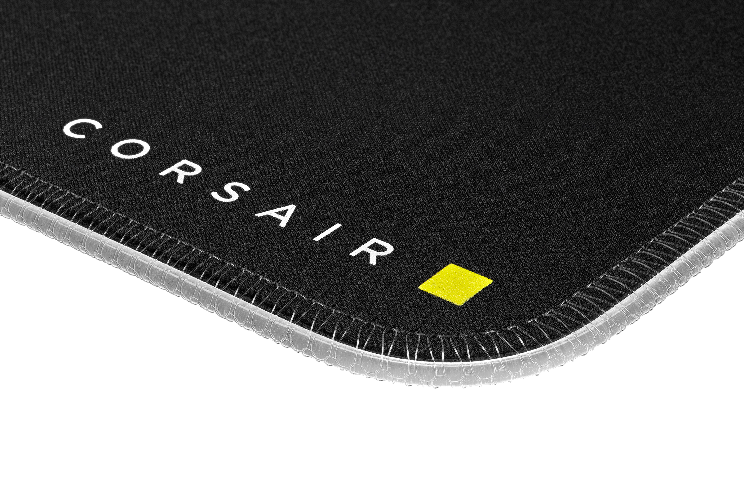 Schwarzes Mauspads mit weißem 'CORSAIR' und einem gelben Quadrat, weißer Rand.