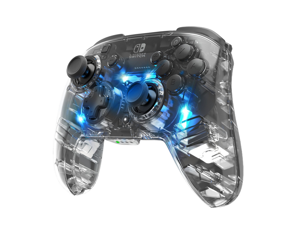 Mando de juegos transparente con efecto de luz azul, aislado sobre blanco.