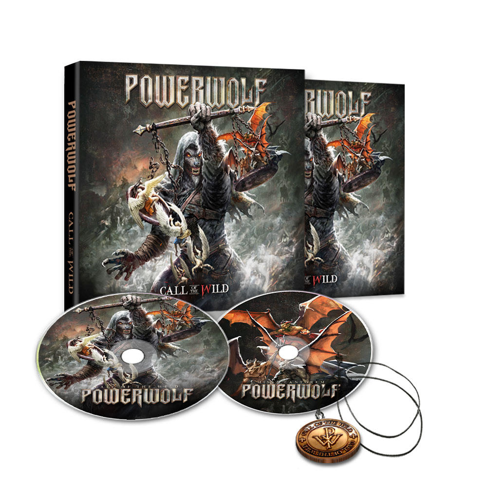 Powerwolf Album-Set mit CDs und Halskette. Enthält Album-Artwork mit Wolf und Flügeln.
