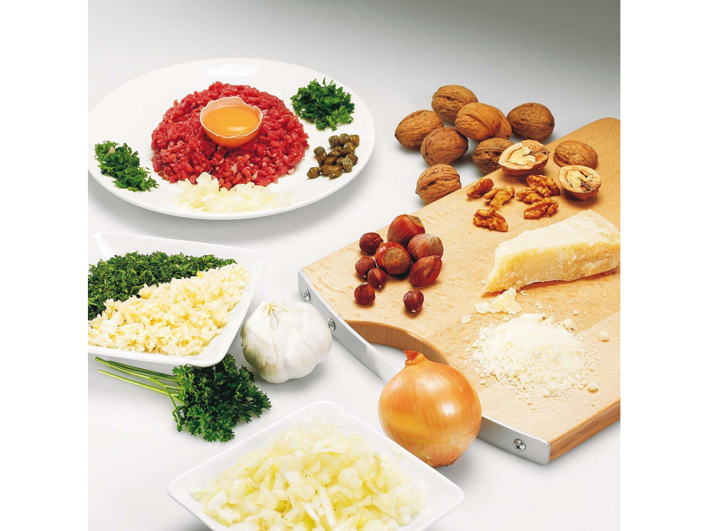 Ingredientes para un plato: carne cruda con huevo, hierbas, nueces, ajo, cebolla, queso.