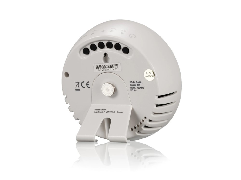 Un ventilador de pie blanco sobre un fondo blanco, mostrando la estructura del ventilador.