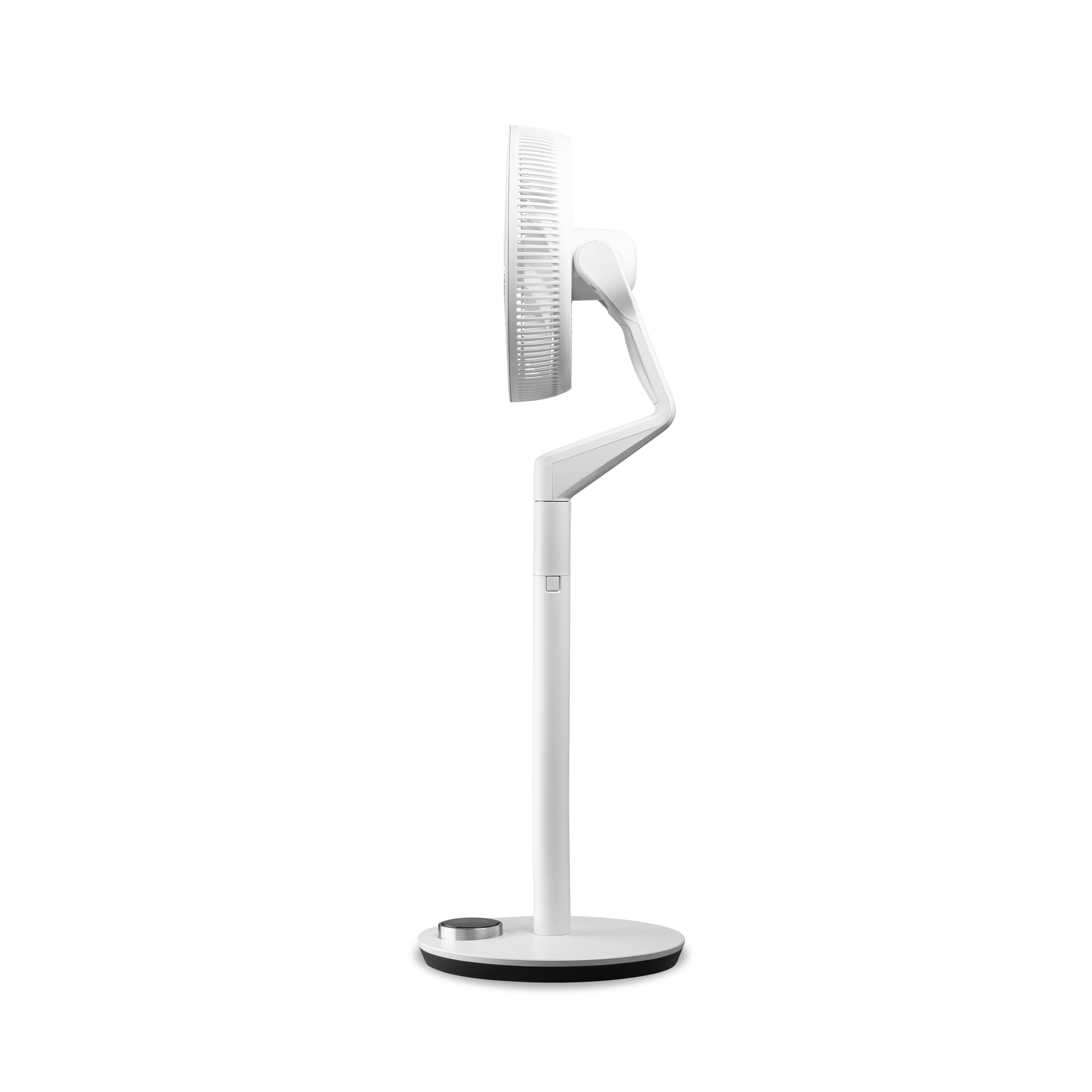 Weißer Standventilator, Seitenansicht, vor weißem Hintergrund.