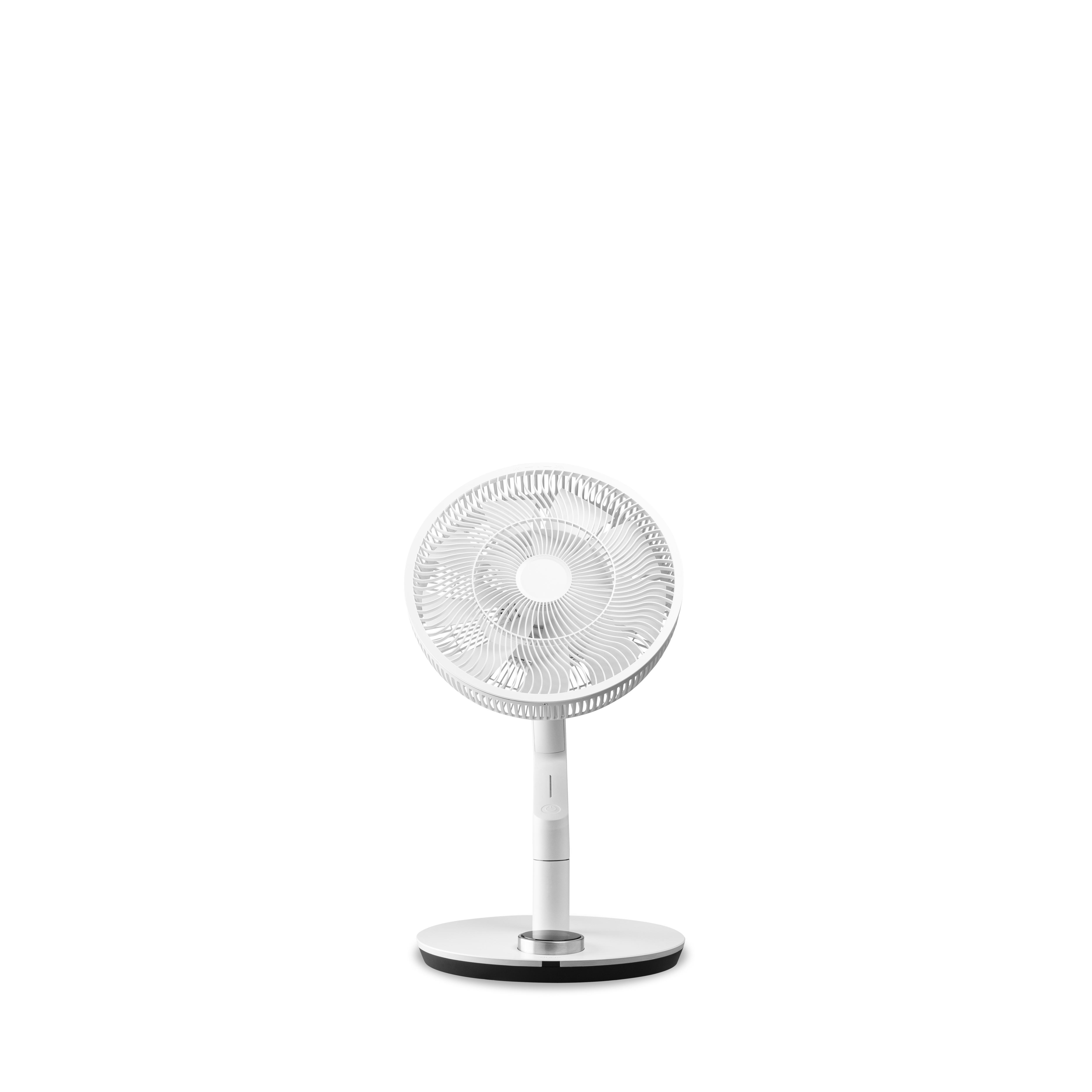 Weißer Standventilator mit rundem Kopf und Sockel, vor weißem Hintergrund.