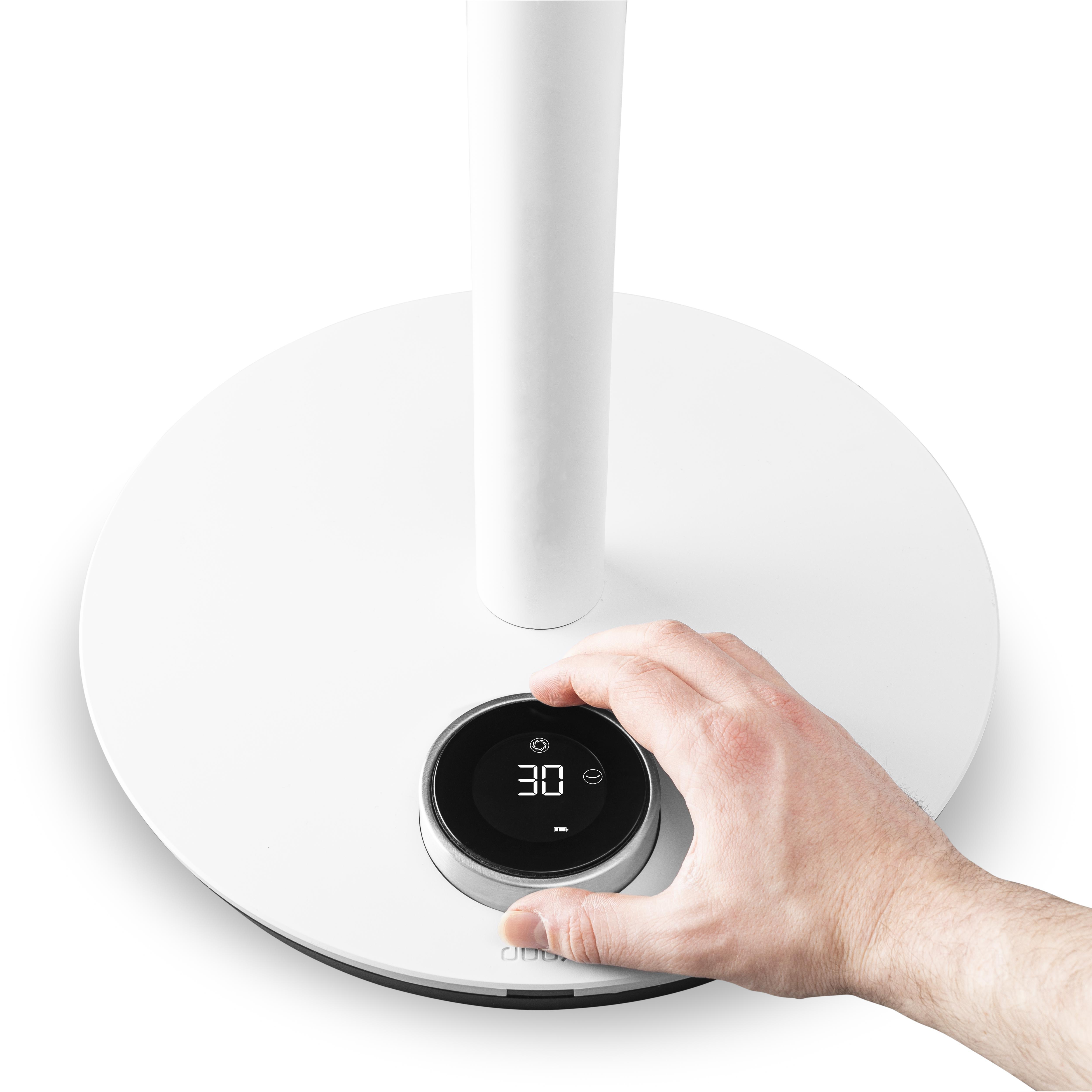 Bedienfeld eines weißen Ventilators. Eine Hand stellt die Digitalanzeige ein.
