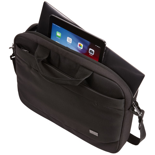 Fekete laptop táska egy tablettel és egy laptop-pal benne, kissé nyitva, ferde nézetből.