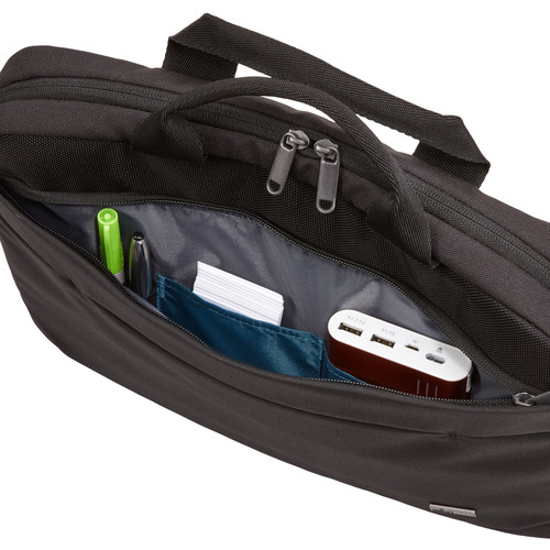 Egy fekete laptop táska nyitva, benne tollak, névjegykártyák és egy power bank látható.
