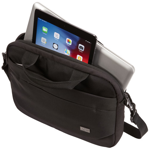 Fekete messenger táska egy tablettel és egy laptop-pal. A táskának van fogantyúja és pántja.