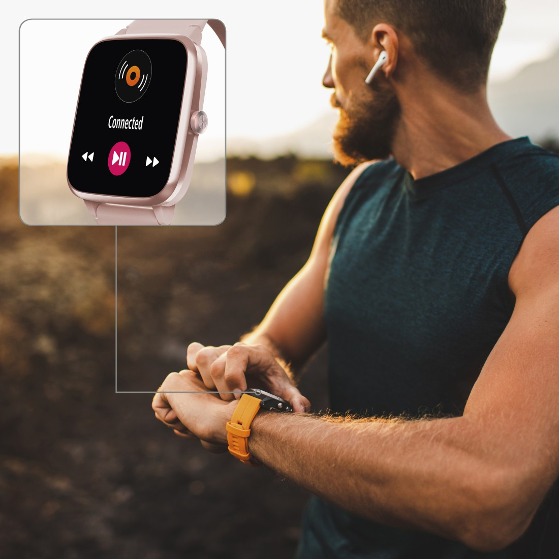 Ein Mann mit einer Smartwatch, mit einem Telefonsymbol auf dem Bildschirm, in einer Umgebung im Freien.