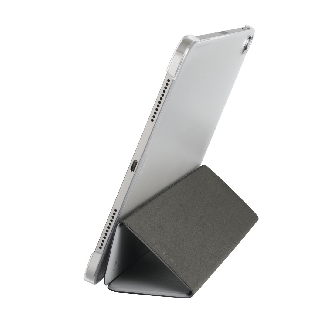 Ein silbernes Tablet steht in einem grauen, dreieckigen Gehäuse. Das Tablet ist nach oben abgewinkelt. Weißer Hintergrund.