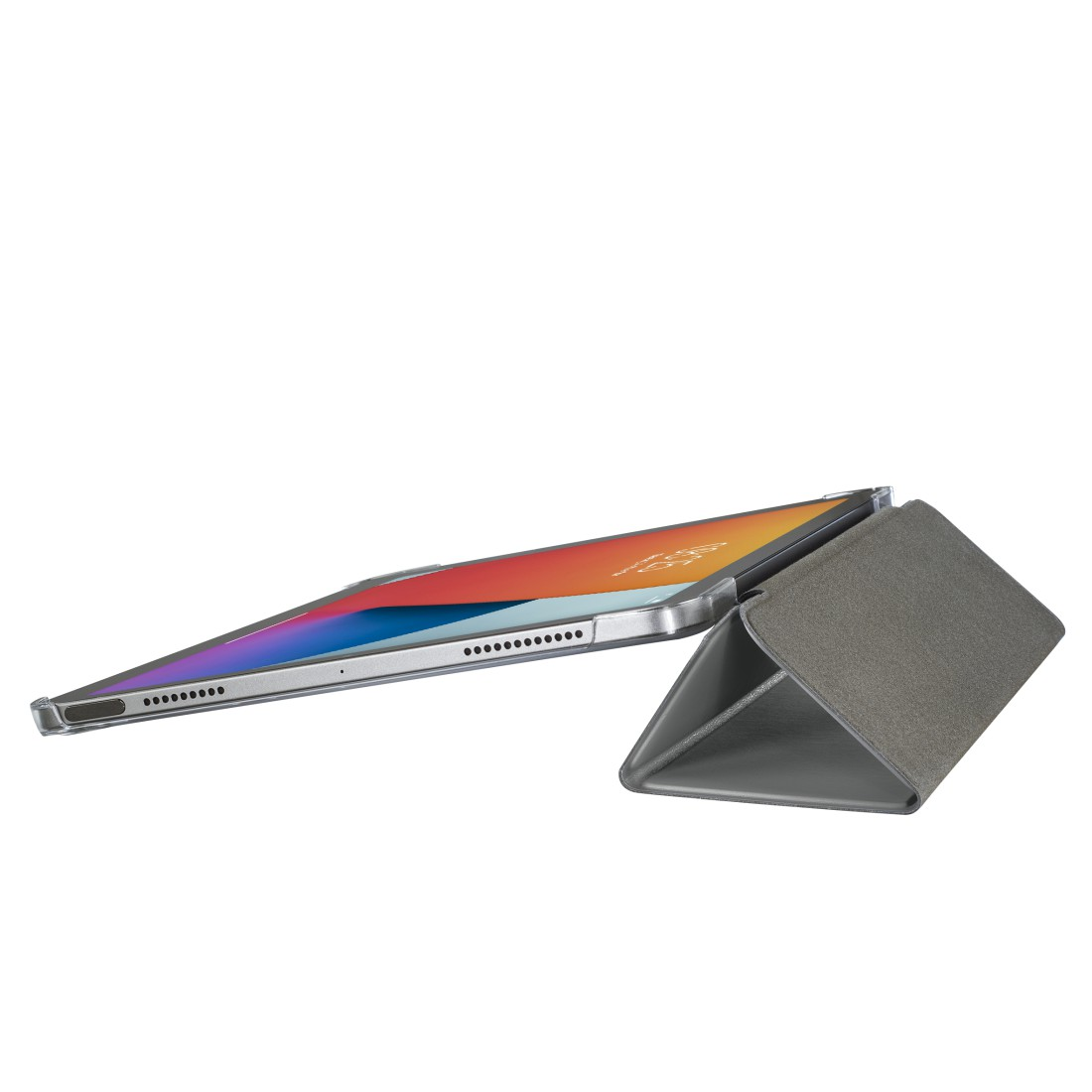 Tablet in einer transparenten Hülle, auf einem Ständer. Der Bildschirm zeigt eine Oberfläche.