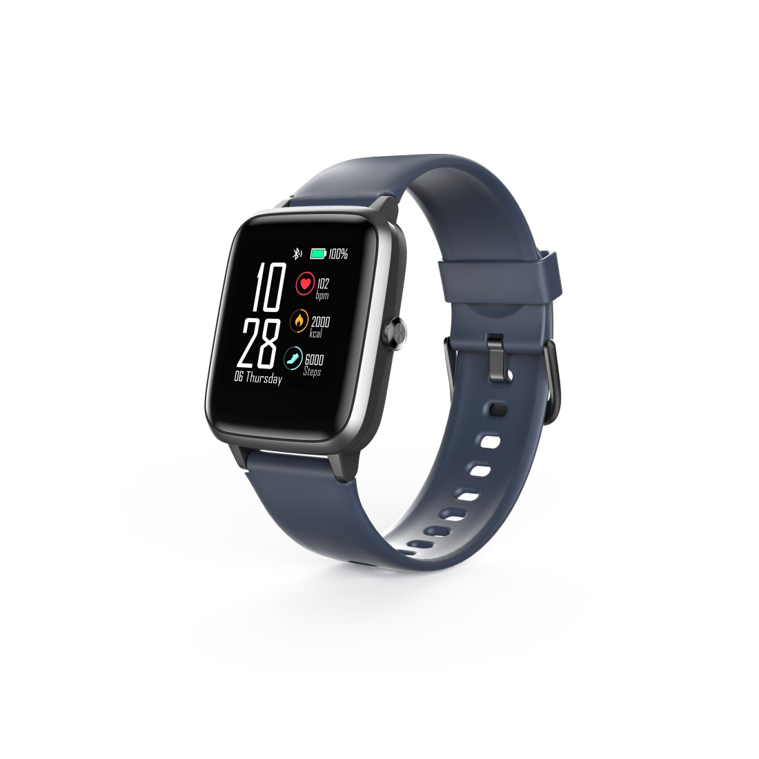 Smartwatch mit blauem Armband. Digitalanzeige zeigt Zeit, Schritte und Herzfrequenz. Weißer Hintergrund.