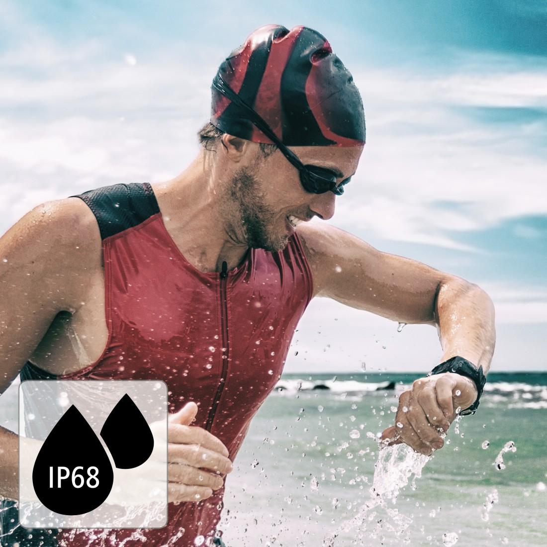 Schwimmer verlässt Wasser, trägt Brille, Kappe und Uhr. IP68 Logo.