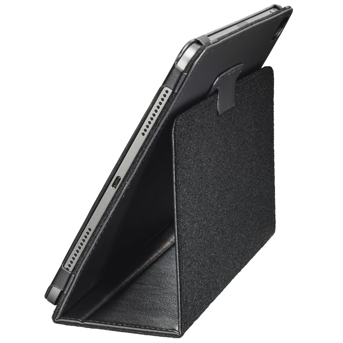 Schwarzes Tablet in einer schwarzen Hülle, angewinkelt geöffnet, zeigt den Bildschirm.