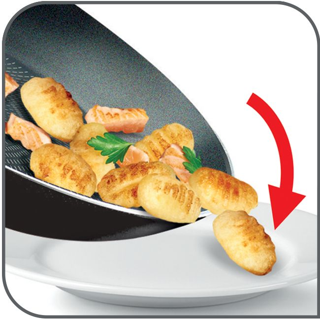 Eine Pfanne, die sich neigt, um Gnocchi auf einen weißen Teller zu gießen, mit rotem Pfeil.