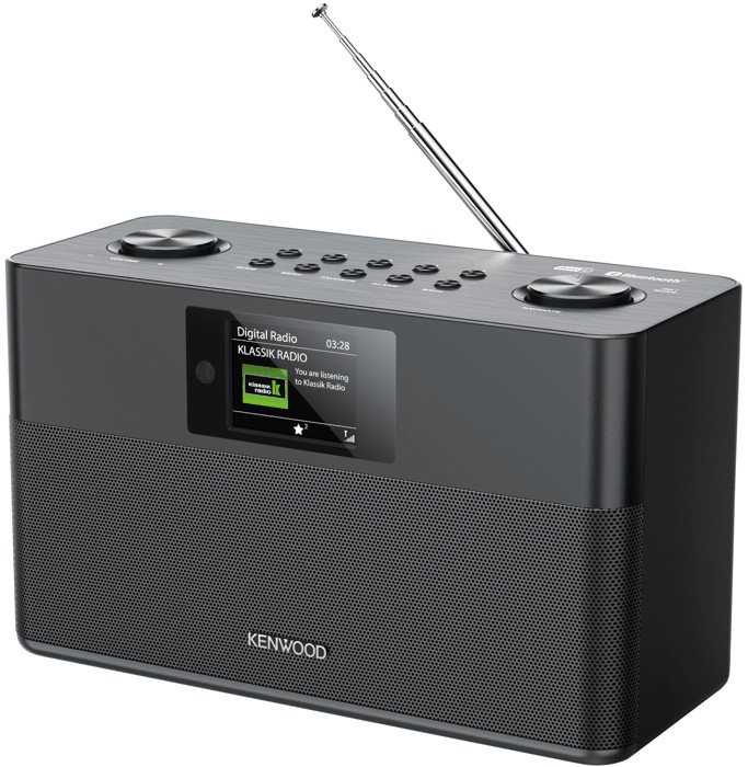 Een zwarte Kenwood radio met zilveren antenne. Het scherm toont het radiostation en de tijd.