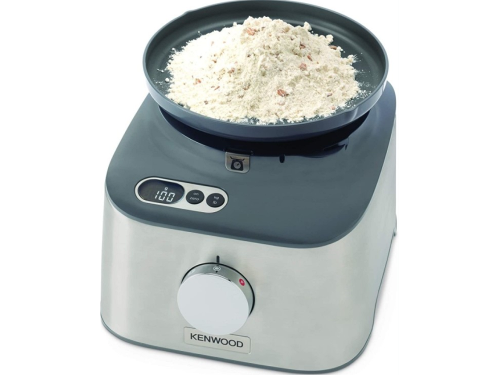 Procesador de alimentos Kenwood con harina en un bol.