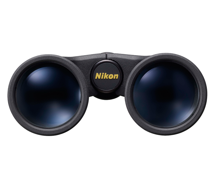 Siyah Nikon dürbün, ortasında altın Nikon logosu, koyu mercekler, beyaz arka plan.