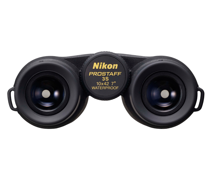 Siyah gövdeli, üzerinde Nikon Prostaff 3S yazan altın renkli etiketli dürbün.