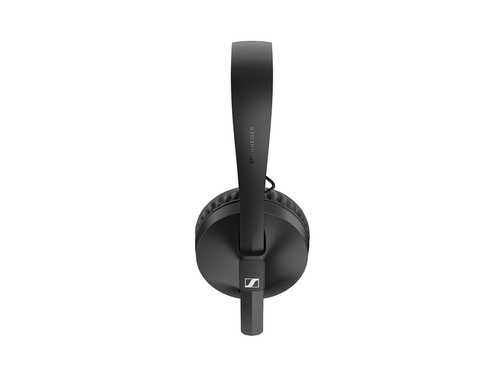 Auriculares Sennheiser negros, vistos desde arriba, con la diadema y las orejeras visibles.
