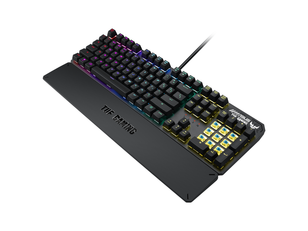 Teclado para juegos negro con teclas retroiluminadas de colores y reposamuñecas. "TUF GAMING" a la izquierda.