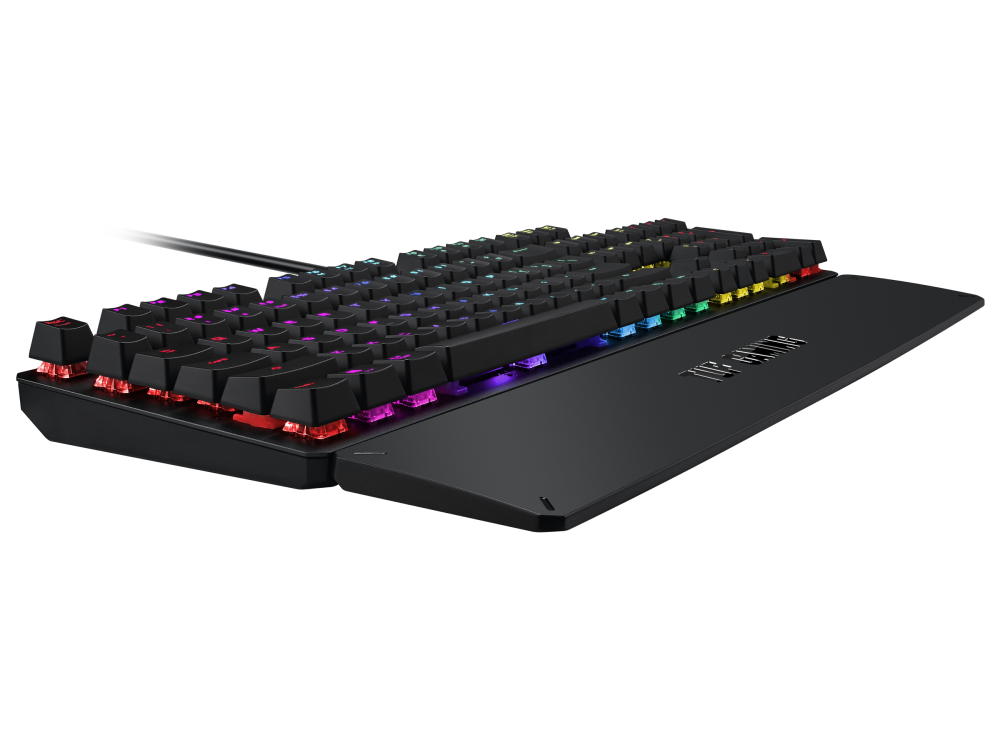 Teclado gaming negro con teclas multicolor y reposamuñecas. Las teclas están iluminadas.