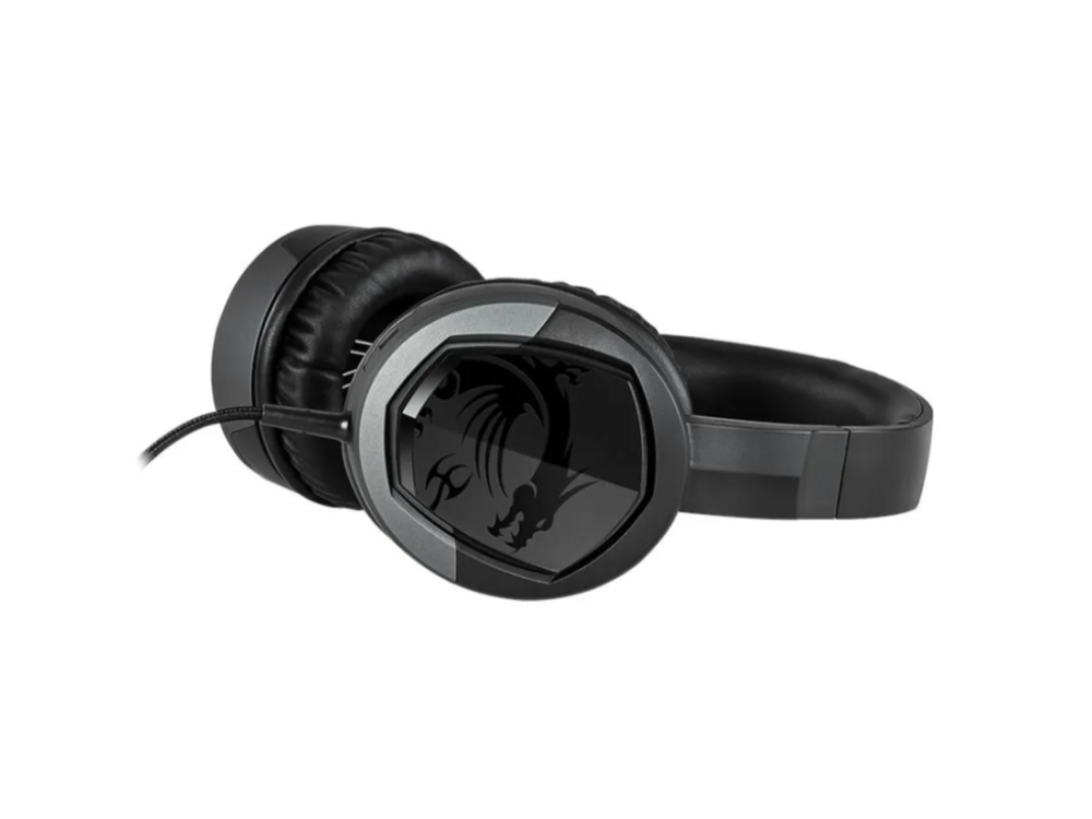 Auriculares para juegos negros con un logotipo en el lateral.