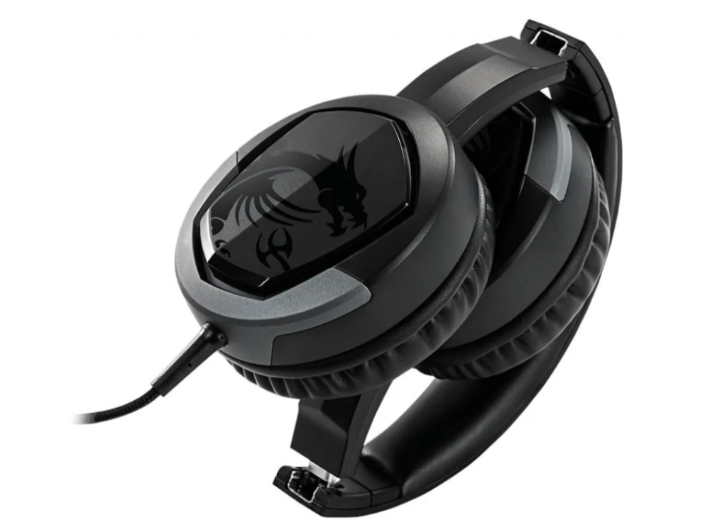 Auriculares para juegos negros con un logotipo de dragón en los auriculares.