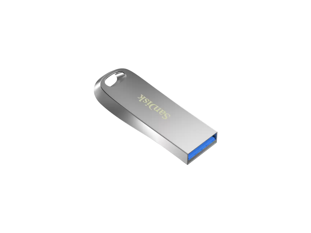 Unidad USB SanDisk plateada con un conector azul sobre un fondo blanco.