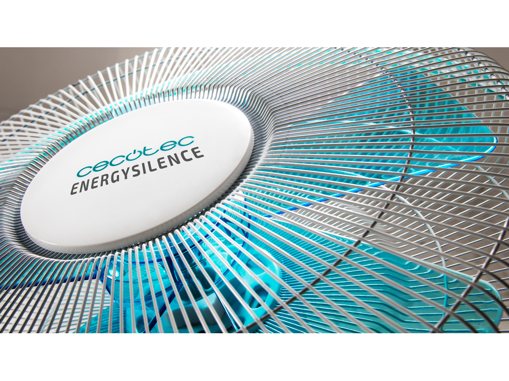 Primer plano de ventilador con aspas azules, centro blanco con 'cecotec ENERGYSILENCE'.