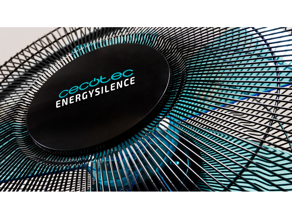 Primer plano de un ventilador negro con un brillo azul, el nombre de la marca "cecotec ENERGY SILENCE" es visible.