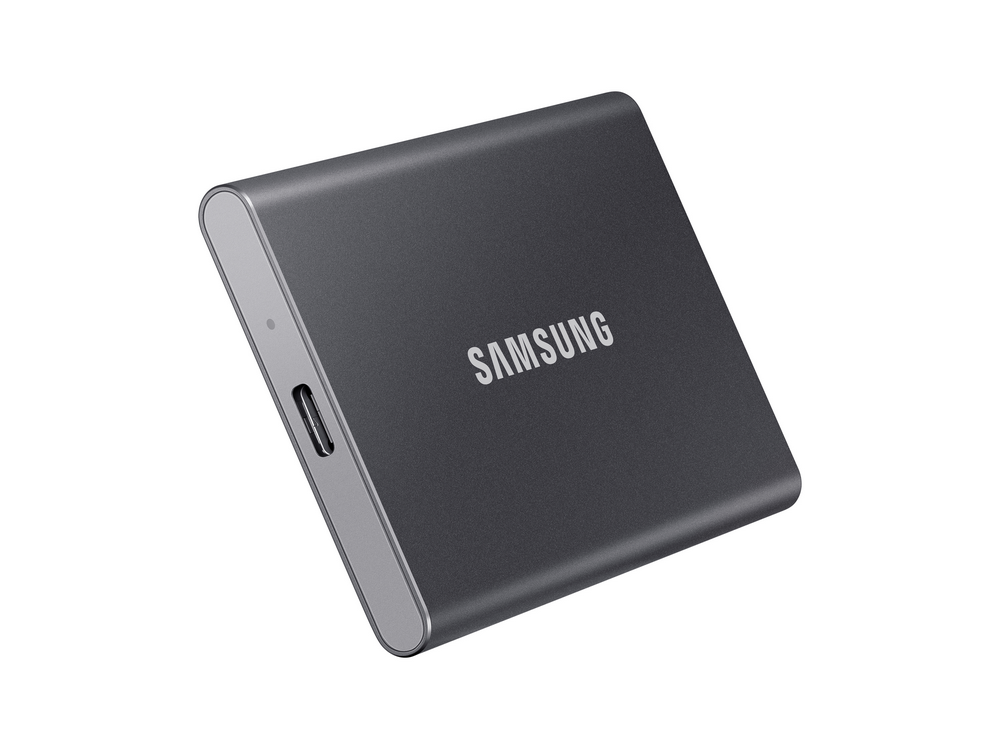 SSD externa Samsung gris oscuro, en ángulo, con la marca visible en la superficie.
