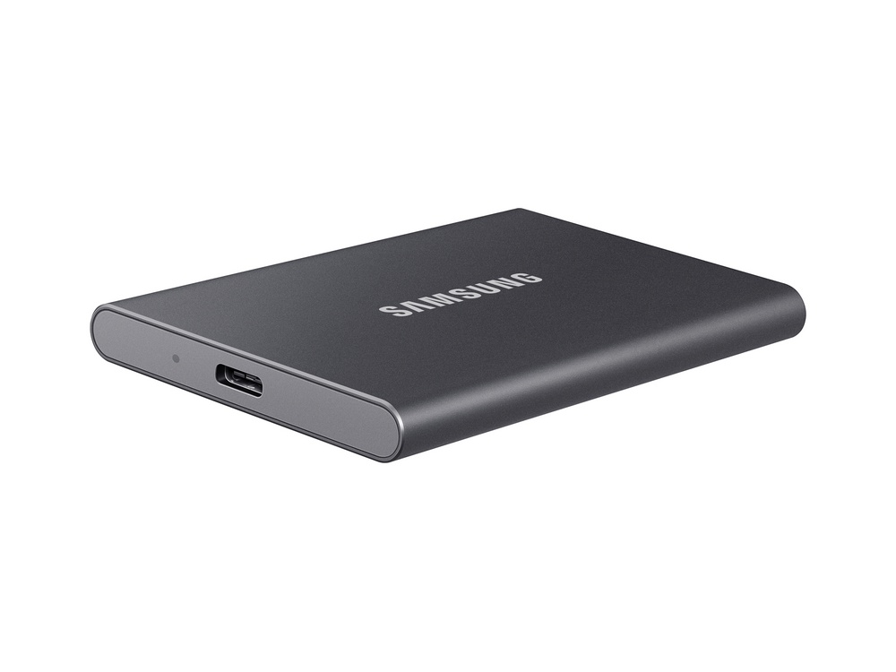 Un disco duro externo gris oscuro con la palabra SAMSUNG.
