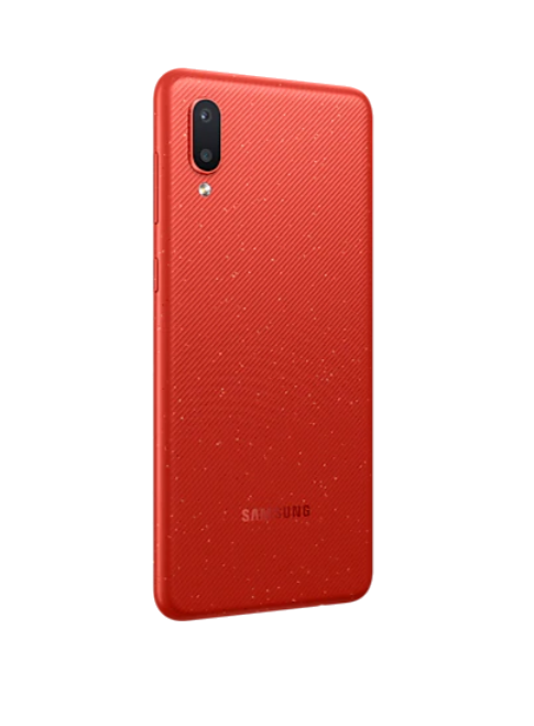 Kırmızı Samsung telefon, dokulu arka yüzey, kamera ve marka adını gösteriyor.