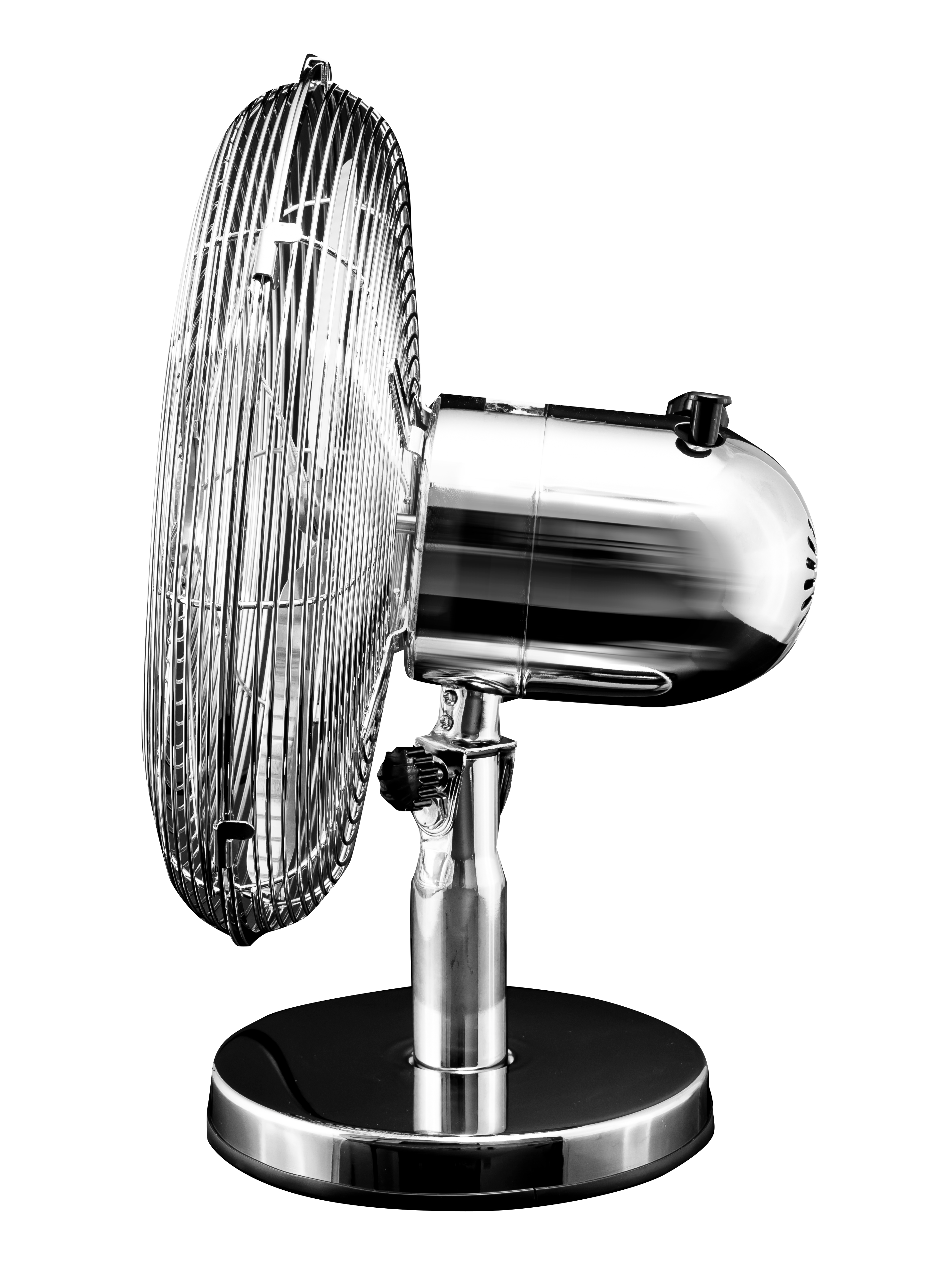 Chromlüfter mit Schutzgitter, schräge Ansicht, schwarzer Hintergrund.